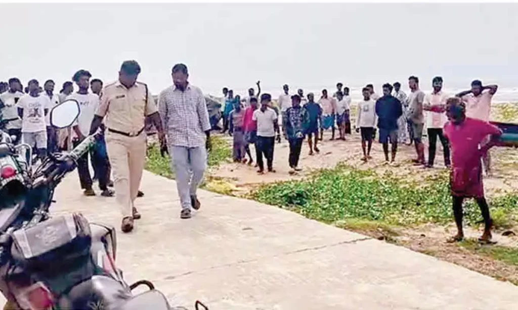 One fisherman drowns at Revu Polavaram crime2